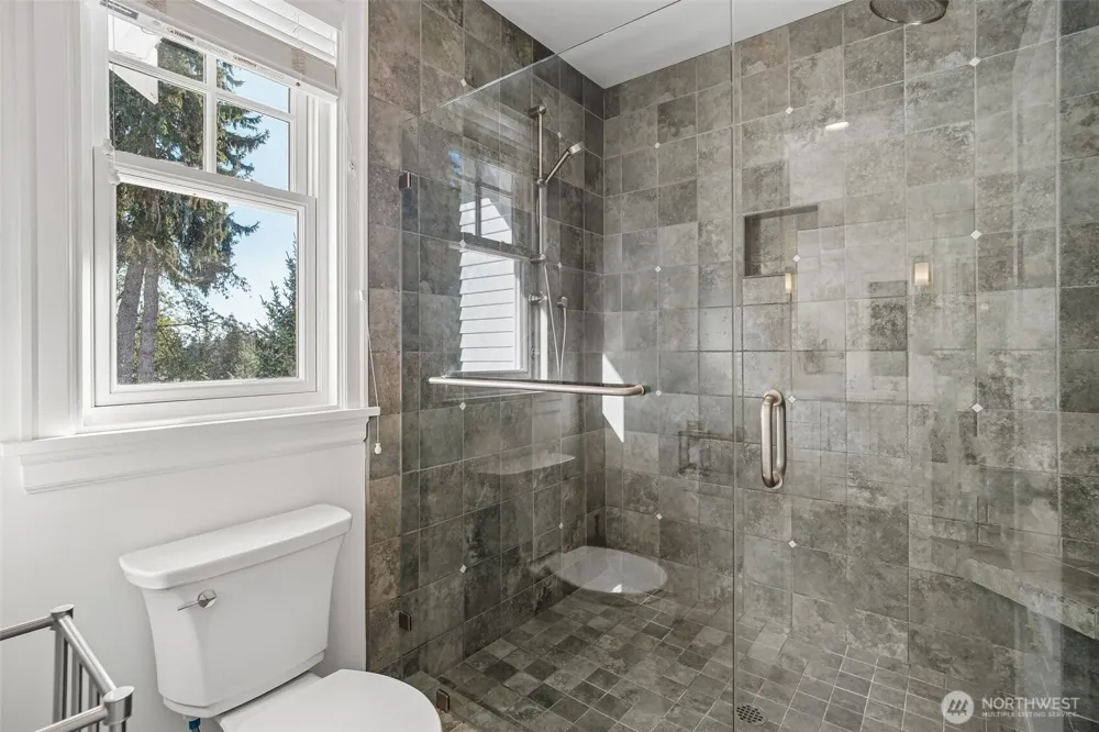 8975 NE 10th Street Bellevue, WA 98004