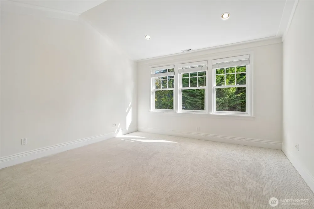 8975 NE 10th Street Bellevue, WA 98004