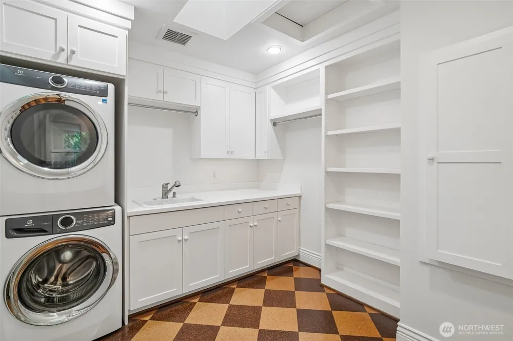 8975 NE 10th Street Bellevue, WA 98004