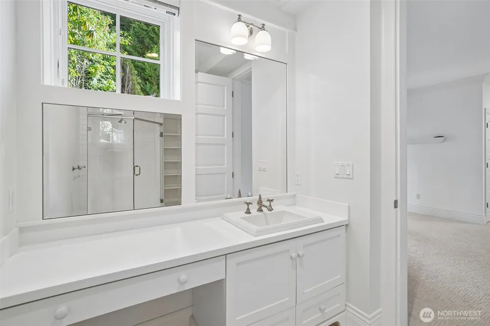 8975 NE 10th Street Bellevue, WA 98004