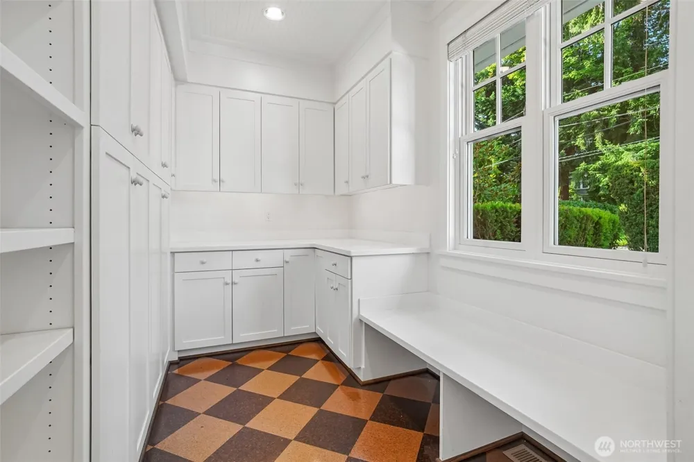 8975 NE 10th Street Bellevue, WA 98004
