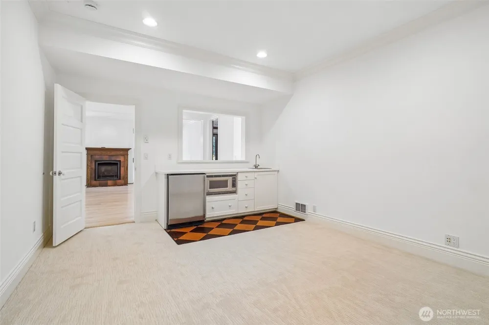8975 NE 10th Street Bellevue, WA 98004