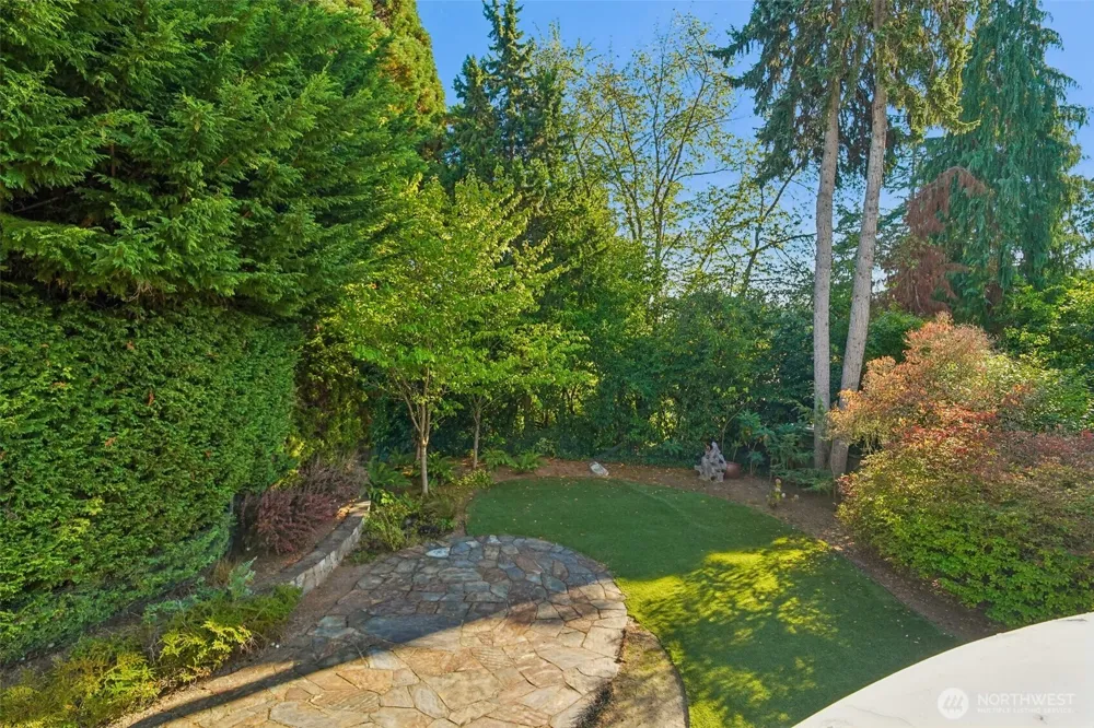 8975 NE 10th Street Bellevue, WA 98004
