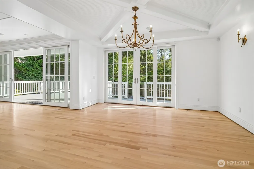 8975 NE 10th Street Bellevue, WA 98004