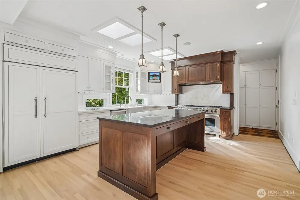 8975 NE 10th Street Bellevue, WA 98004
