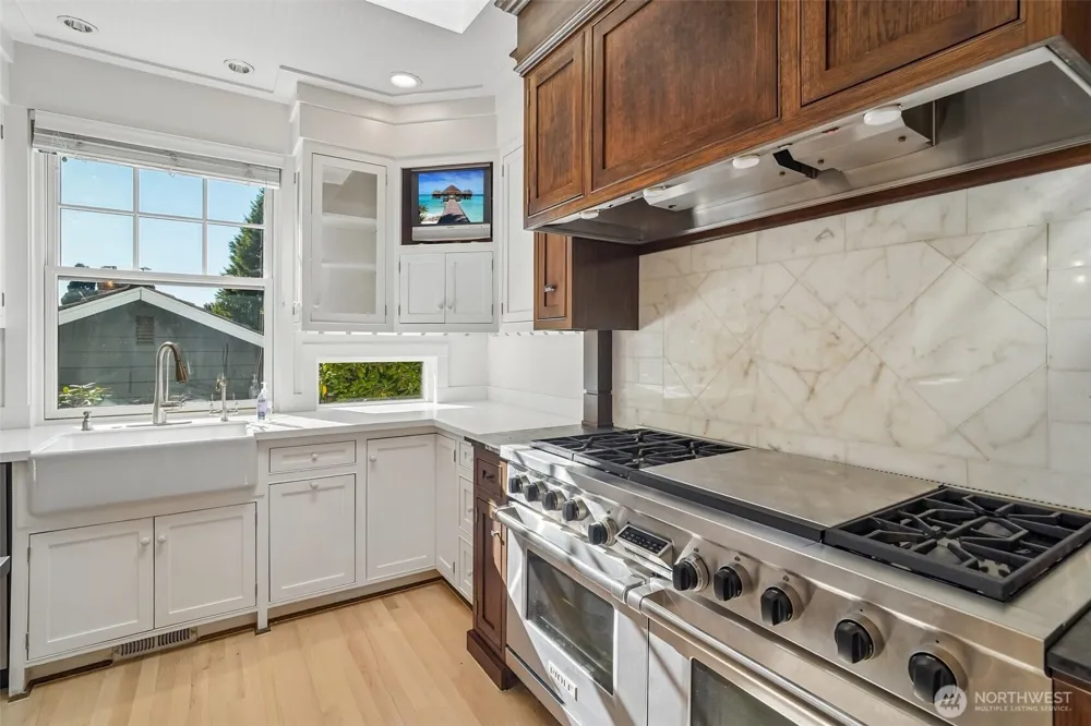 8975 NE 10th Street Bellevue, WA 98004