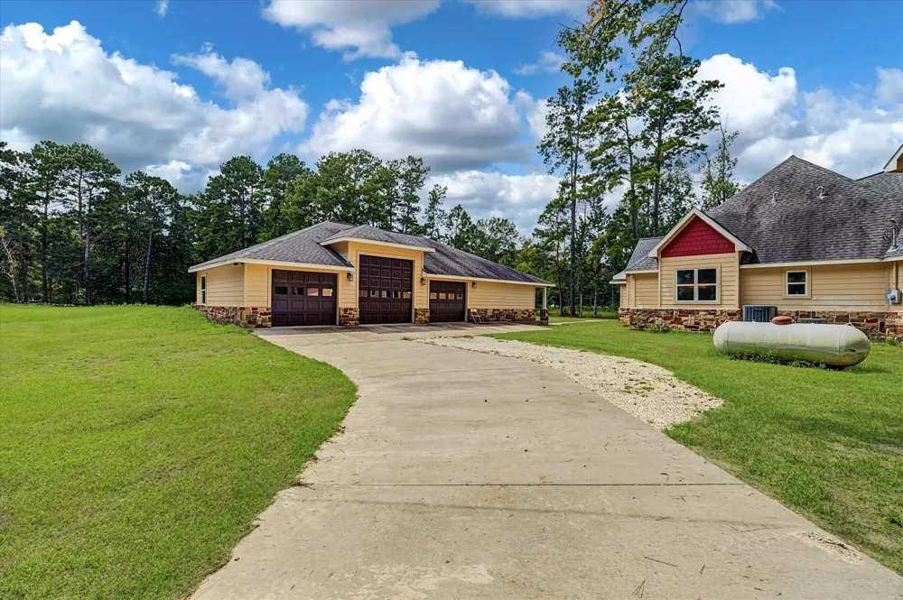 157 County Road 303 Dayton, TX 77535