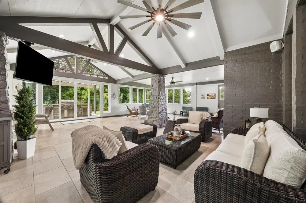 192 Somerset Point Boulevard Montgomery, TX 77316