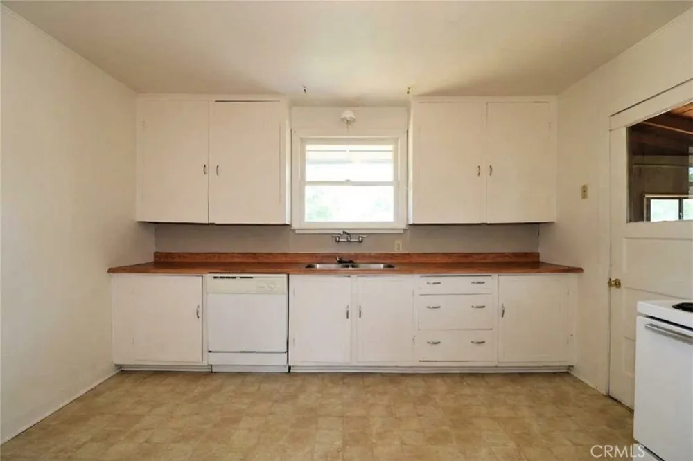 1825 Grand Coulee Shasta Lake, CA 96019
