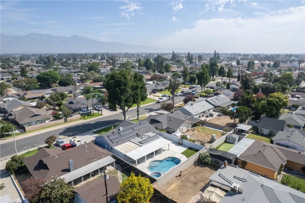 5019 Roosevelt Chino, CA 91710