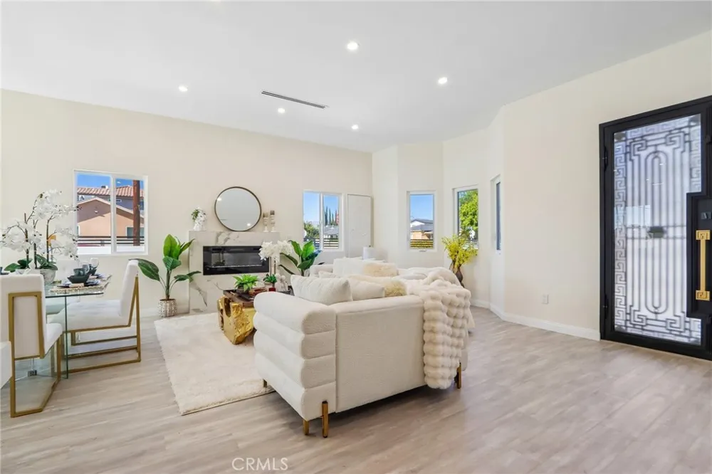 8149 Saint Clair Avenue North Hollywood, CA 91605