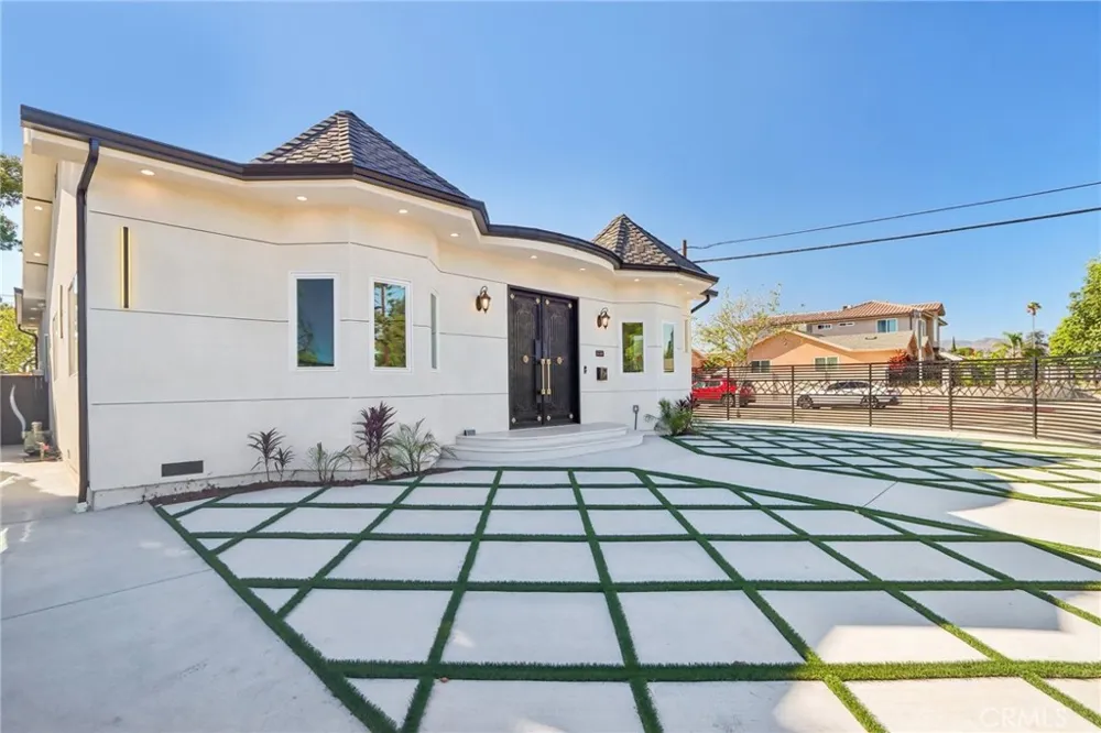 8149 Saint Clair Avenue North Hollywood, CA 91605