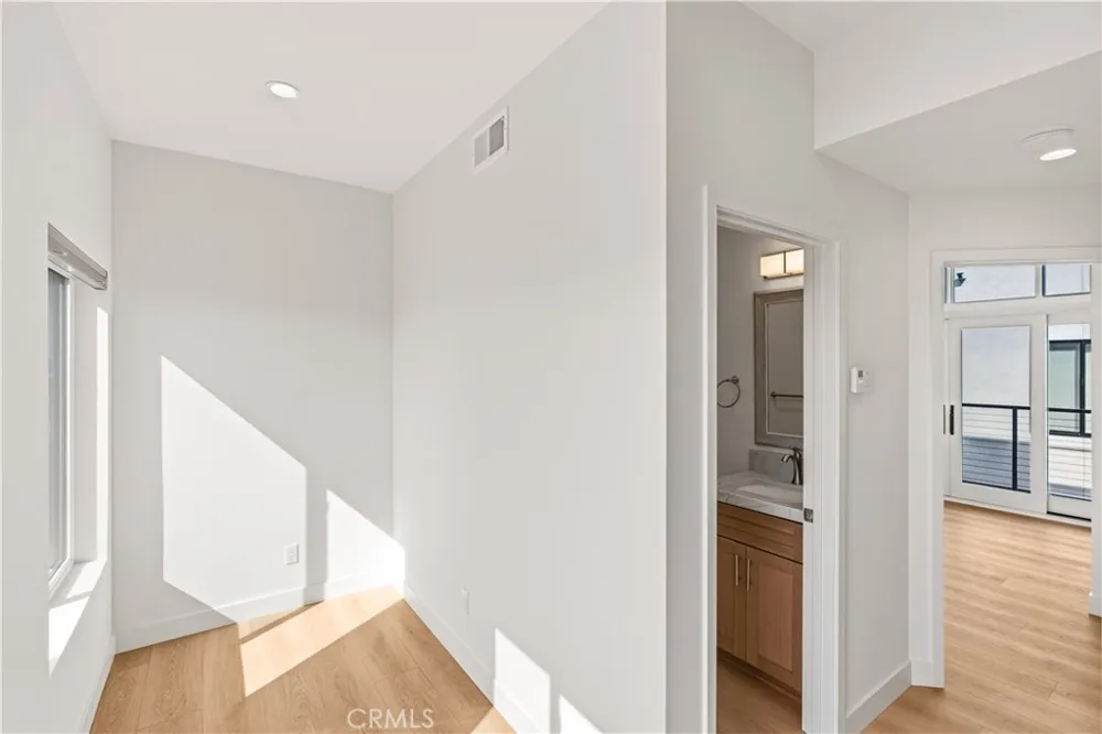 215 Oceanside Blvd #5 Oceanside, CA 92054