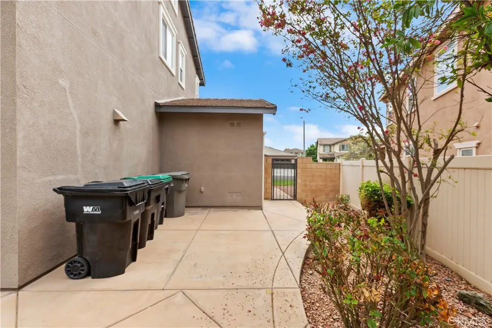 6841 Lokai Court Eastvale, CA 92880