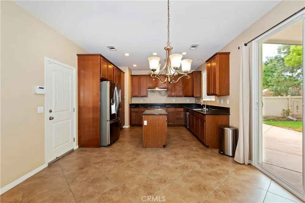 6841 Lokai Court Eastvale, CA 92880