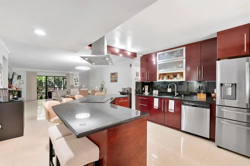 435 LAKEVIEW DRIVE #104 Weston, FL 33326
