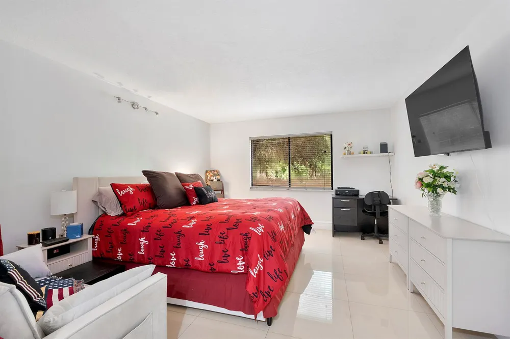 435 LAKEVIEW DRIVE #104 Weston, FL 33326
