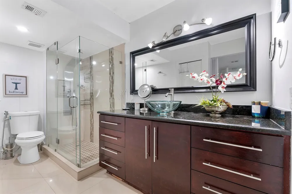 435 LAKEVIEW DRIVE #104 Weston, FL 33326