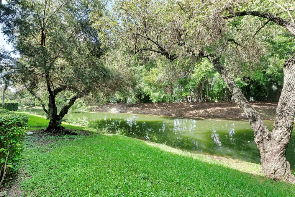 435 LAKEVIEW DRIVE #104 Weston, FL 33326