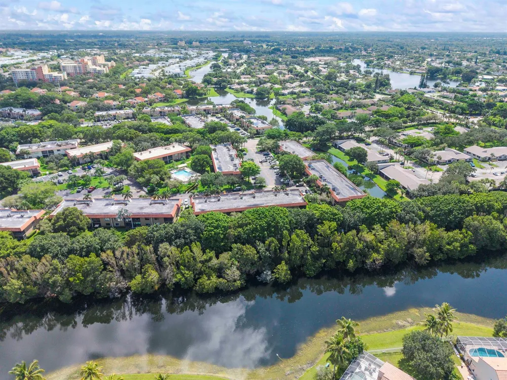435 LAKEVIEW DRIVE #104 Weston, FL 33326