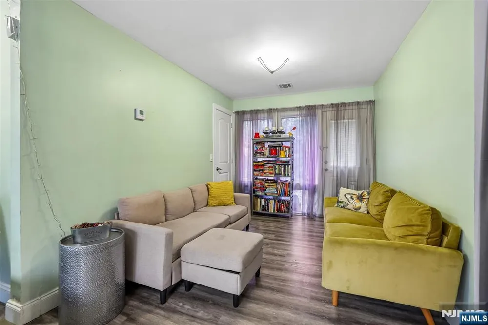 382 Amherst Street East Orange, NJ 07018
