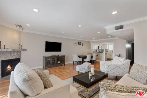 6420 Hazeltine Avenue #9