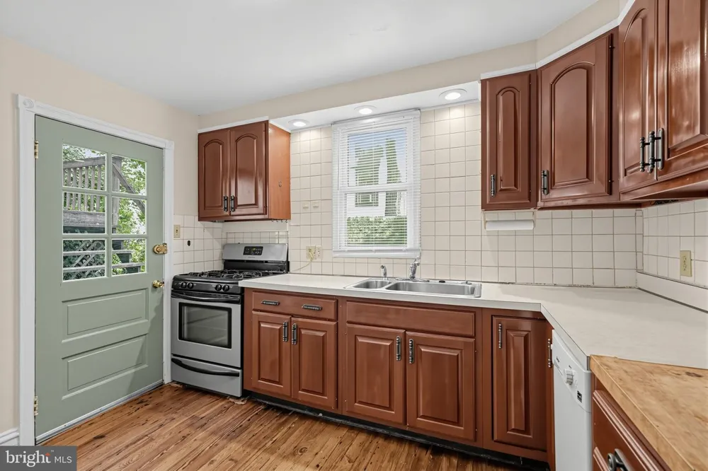 881 ROCK LANE Elkins Park, PA 19027