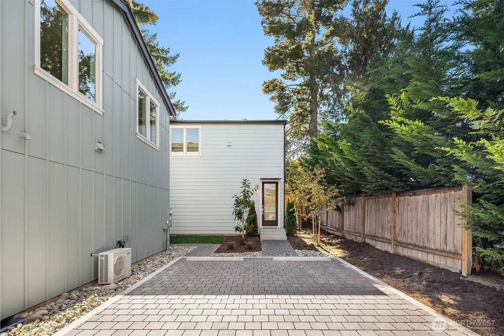 641 18th Avenue W Kirkland, WA 98033