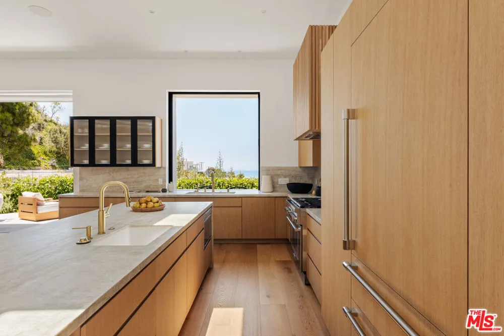 1205 Las Lomas Place Los Angeles, CA 90272