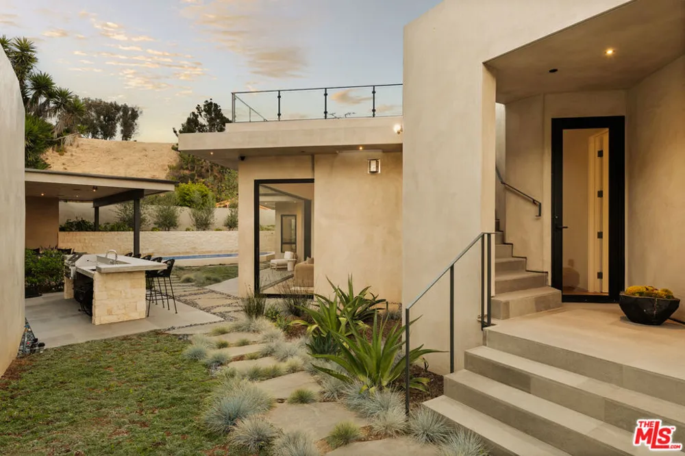 1205 Las Lomas Place Los Angeles, CA 90272
