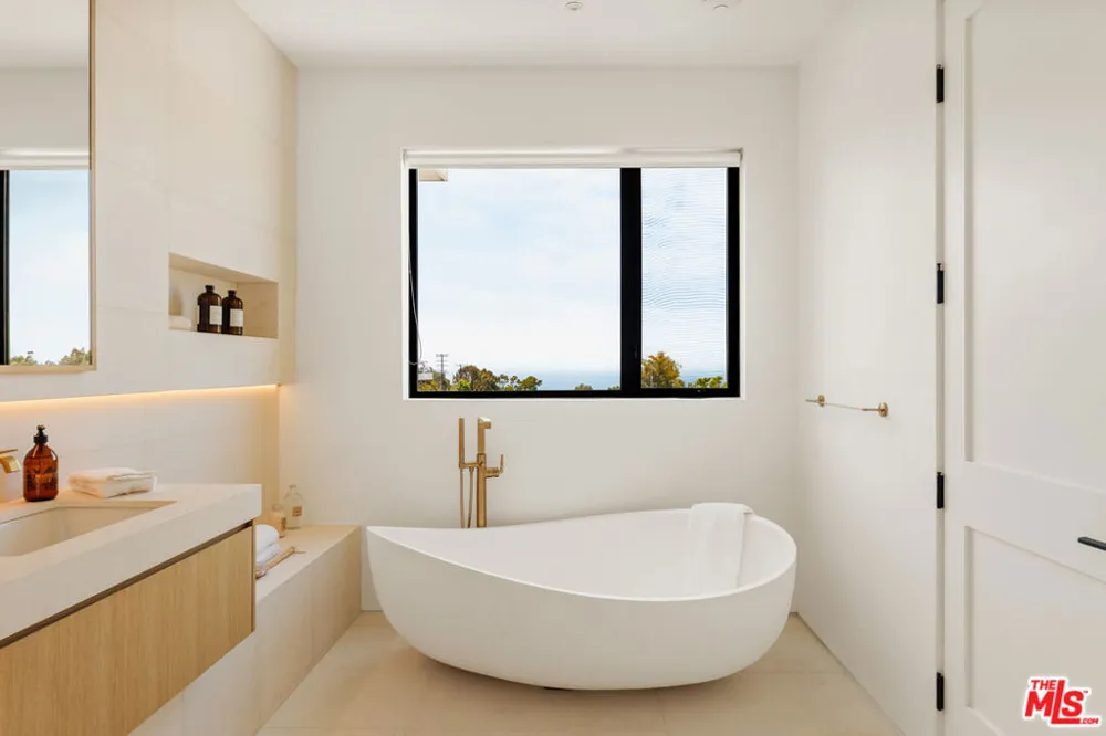 1205 Las Lomas Place Los Angeles, CA 90272