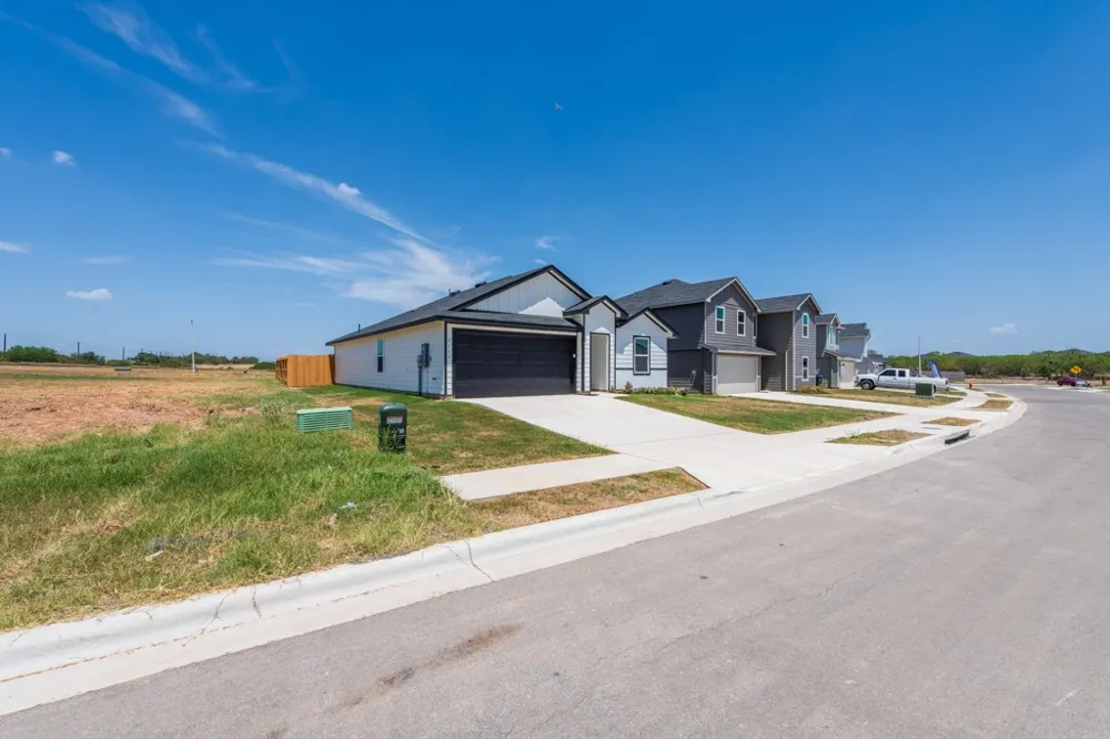 2115 Windflower Lane Luling, TX 78648