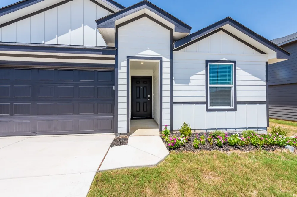 2115 Windflower Lane Luling, TX 78648