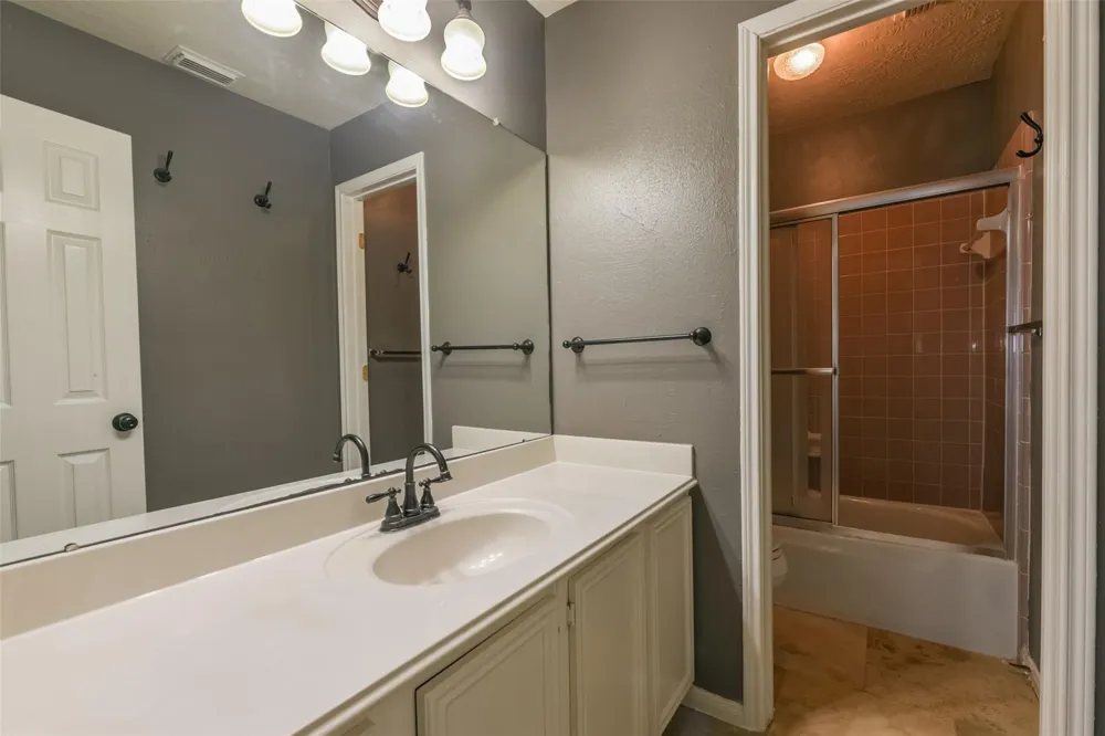 2509 S Mission Circle Friendswood, TX 77546