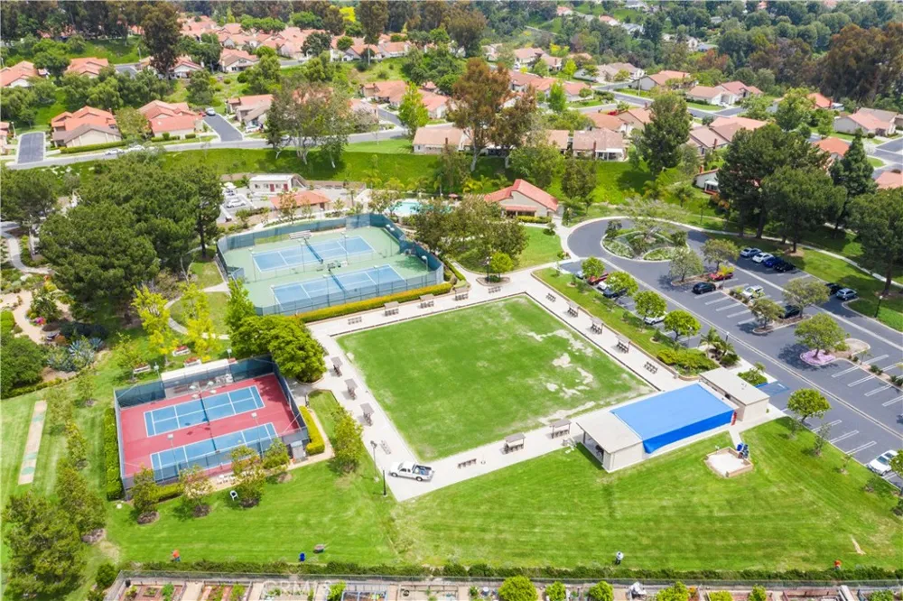 27752 VIA SARASATE Mission Viejo, CA 92692