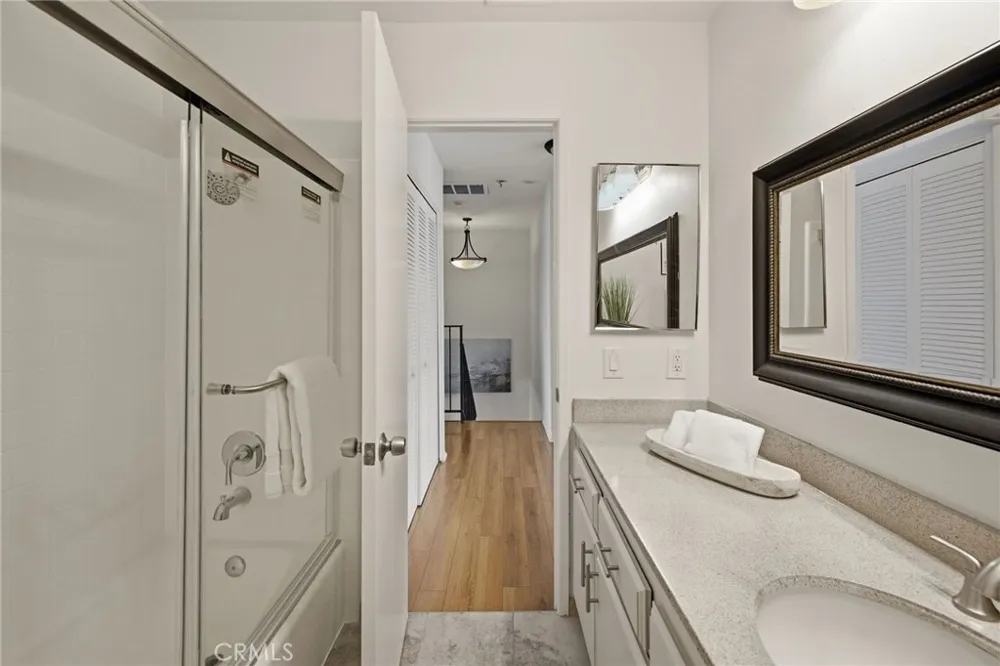 2300 Carnegie Lane #4 Redondo Beach, CA 90278