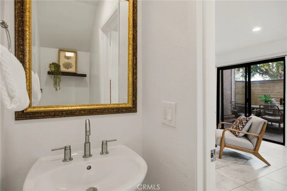 2300 Carnegie Lane #4 Redondo Beach, CA 90278