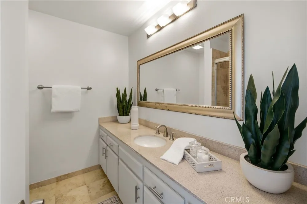 2300 Carnegie Lane #4 Redondo Beach, CA 90278