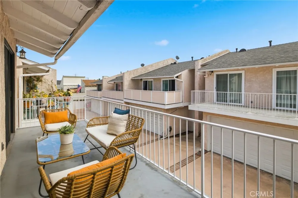 2300 Carnegie Lane #4 Redondo Beach, CA 90278
