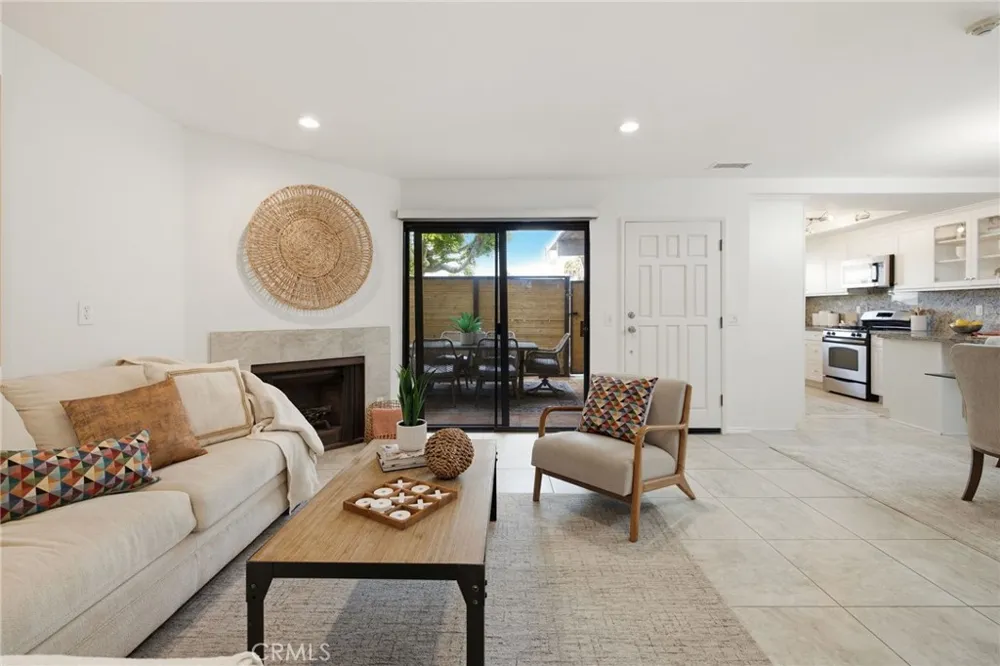 2300 Carnegie Lane #4 Redondo Beach, CA 90278
