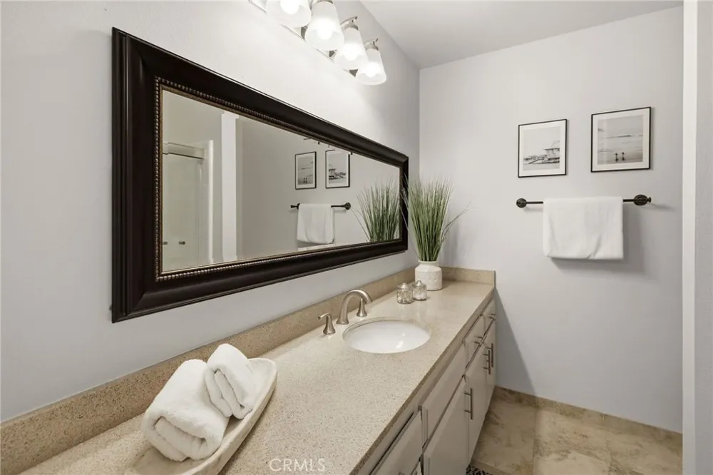 2300 Carnegie Lane #4 Redondo Beach, CA 90278