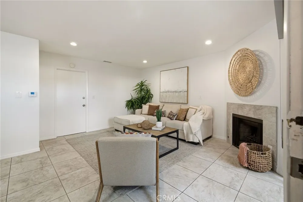 2300 Carnegie Lane #4 Redondo Beach, CA 90278