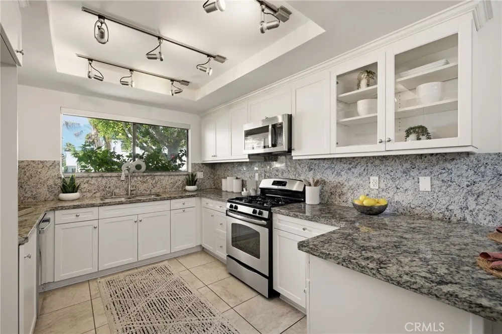 2300 Carnegie Lane #4 Redondo Beach, CA 90278