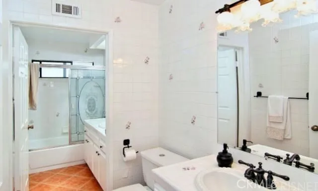 5246 Calderon Road Woodland Hills, CA 91364