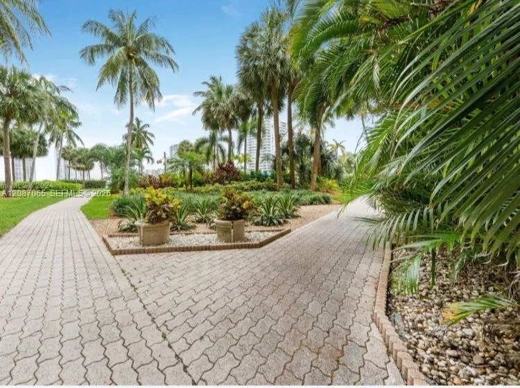 18151 NE 31st Ct #1005 Aventura, FL 33160