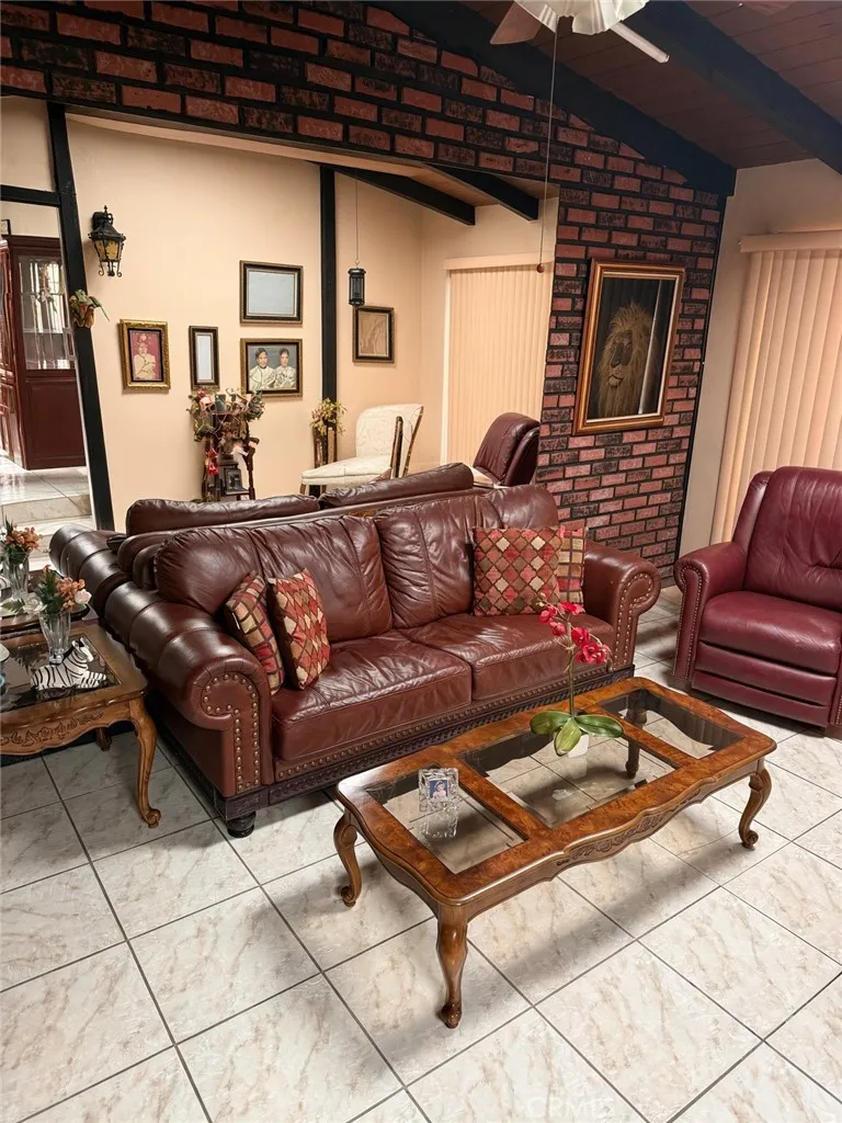 21007 Violeta Lakewood, CA 90715