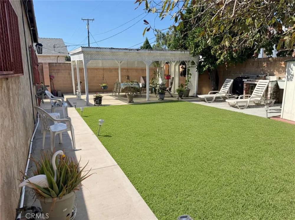 21007 Violeta Lakewood, CA 90715
