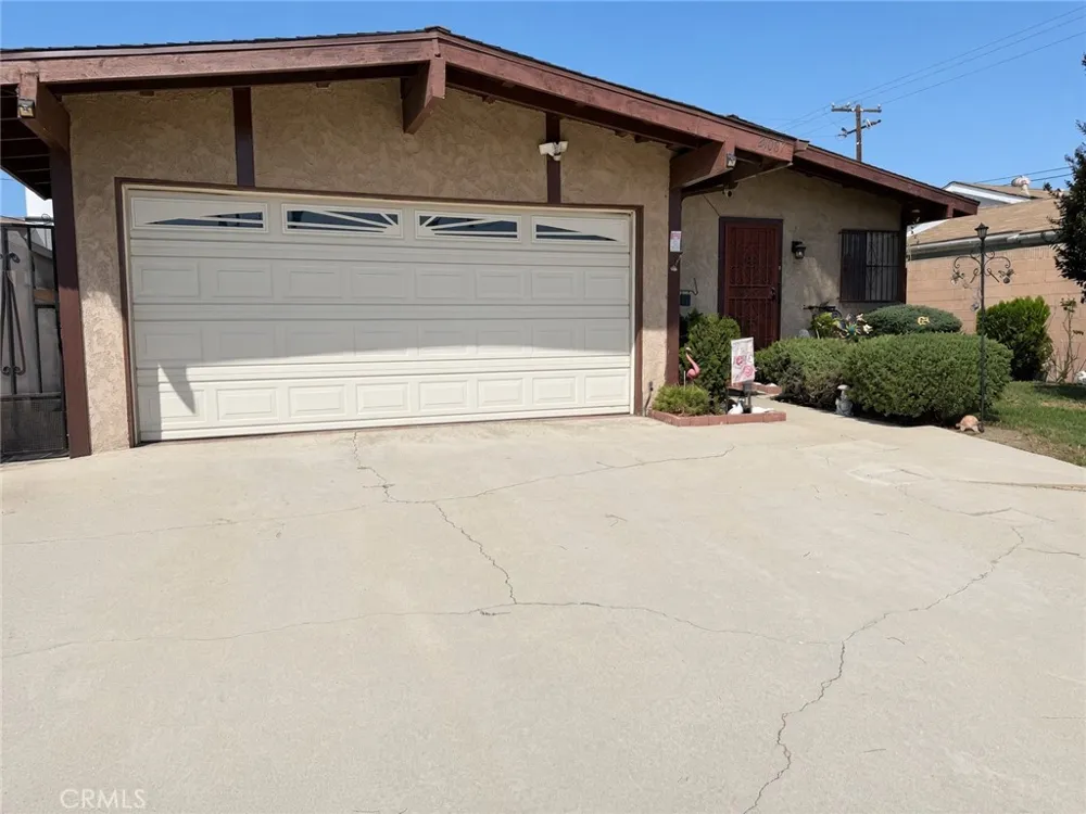 21007 Violeta Lakewood, CA 90715