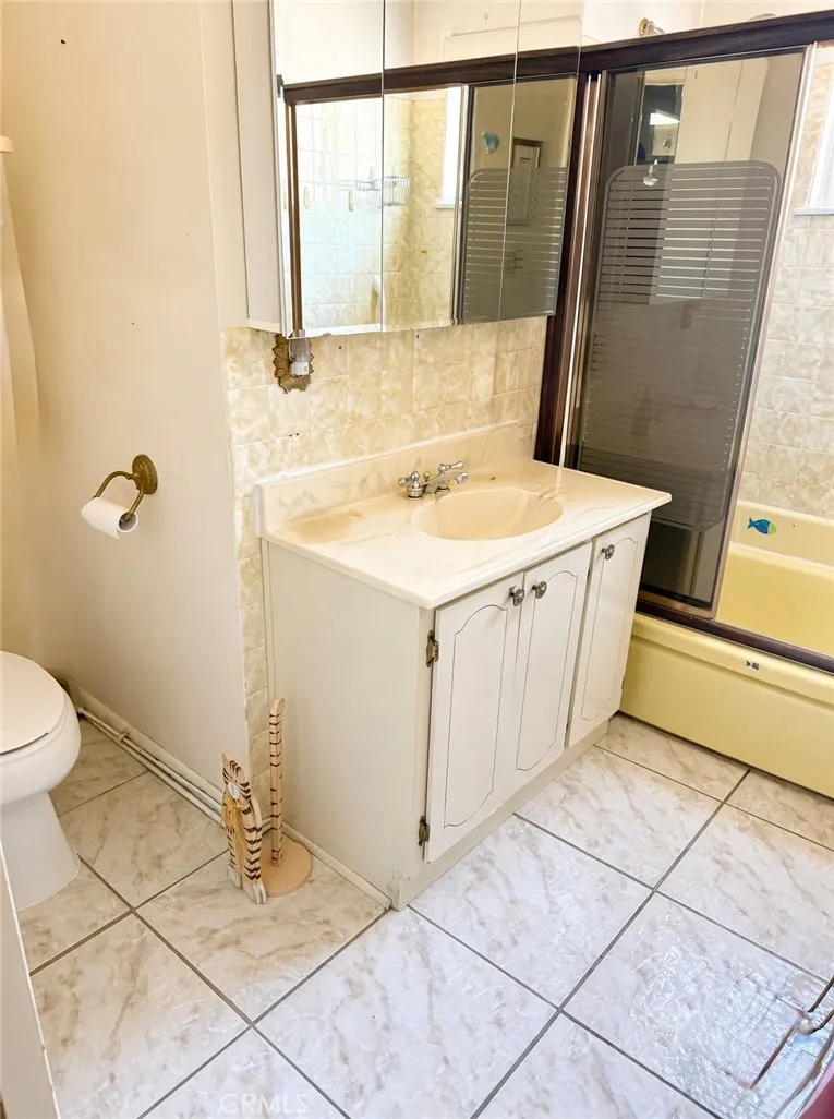 21007 Violeta Lakewood, CA 90715