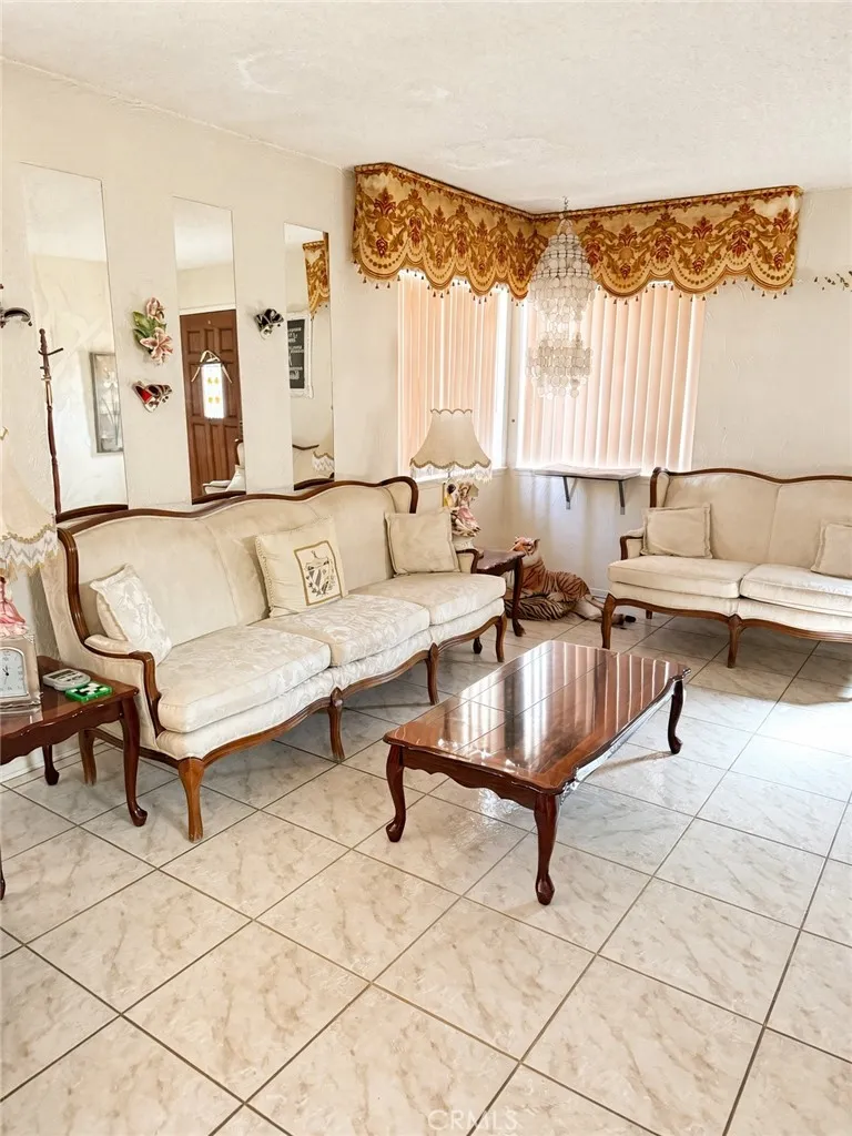 21007 Violeta Lakewood, CA 90715